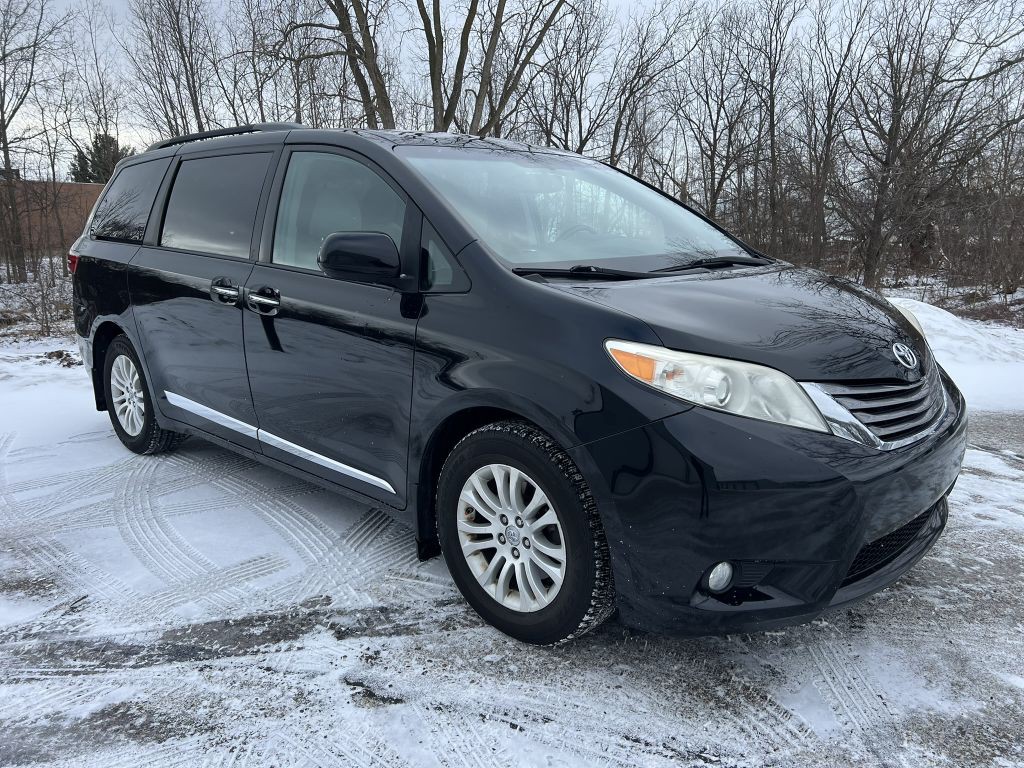 2017 Toyota Sienna Image 2