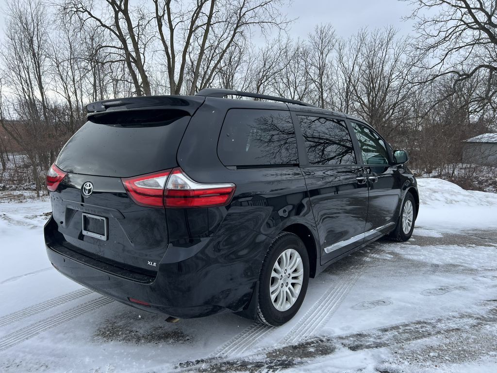 2017 Toyota Sienna Image 3