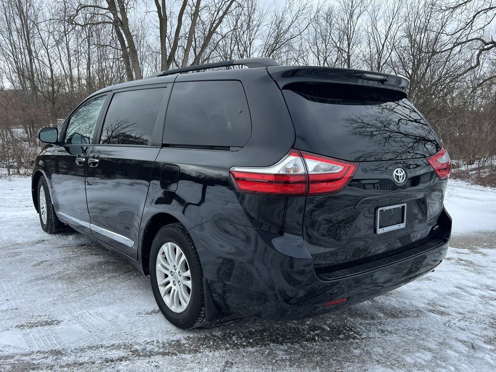 2017 Toyota Sienna Image 4