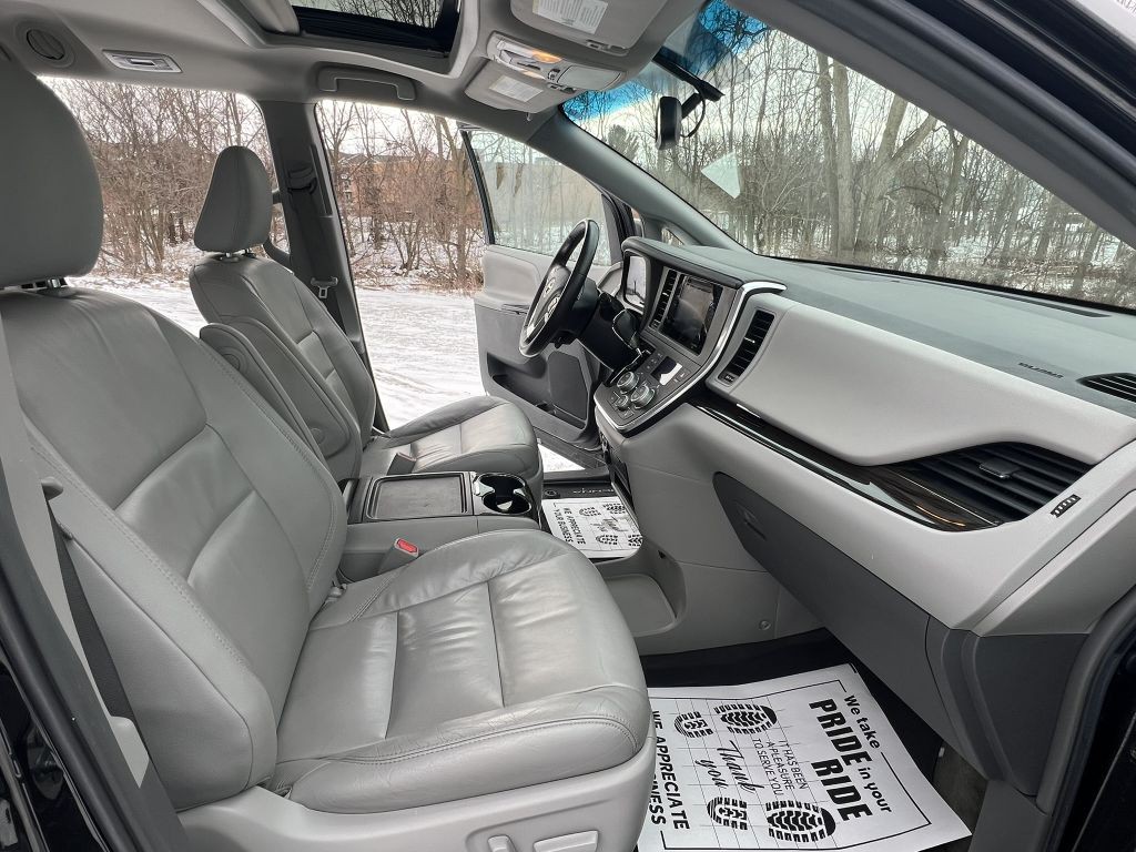 2017 Toyota Sienna Image 5