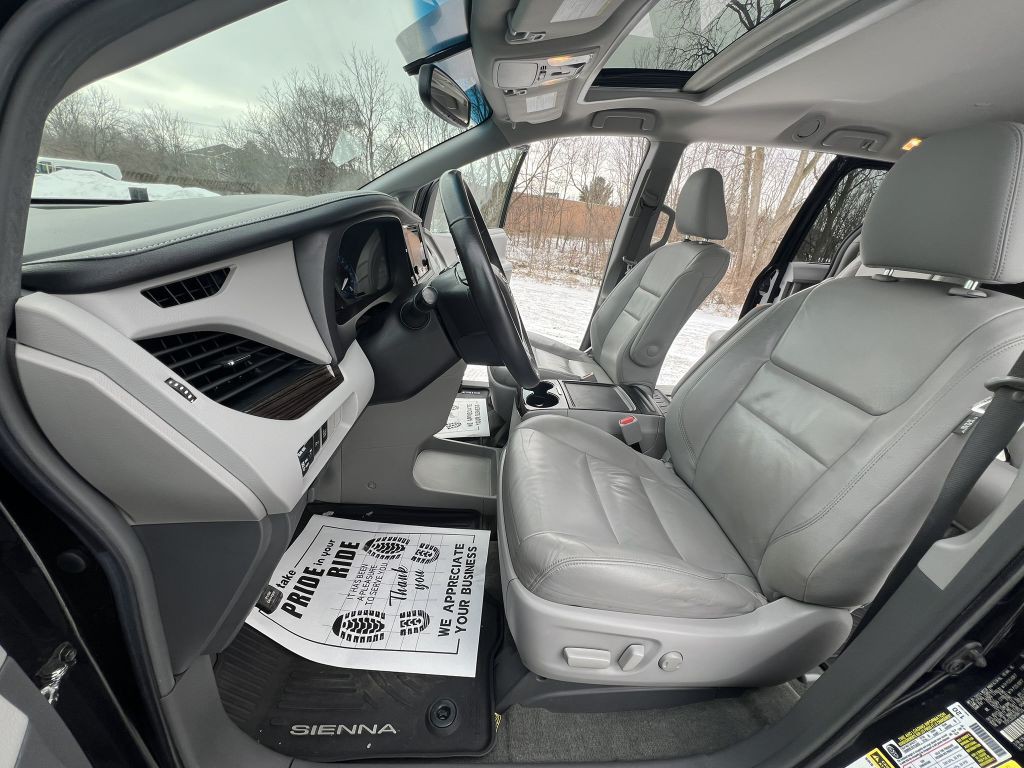 2017 Toyota Sienna Image 6