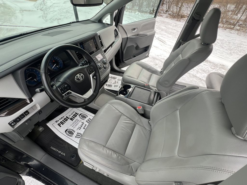 2017 Toyota Sienna Image 7