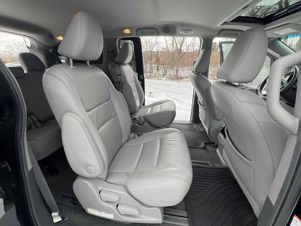 2017 Toyota Sienna Image 8