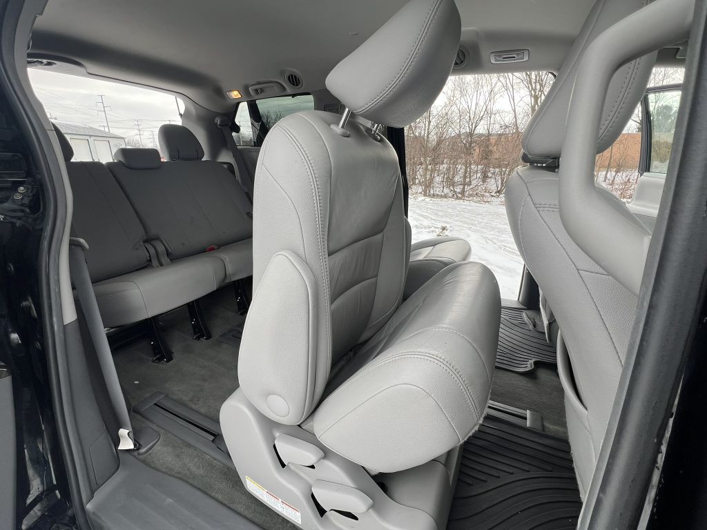 2017 Toyota Sienna Image 9