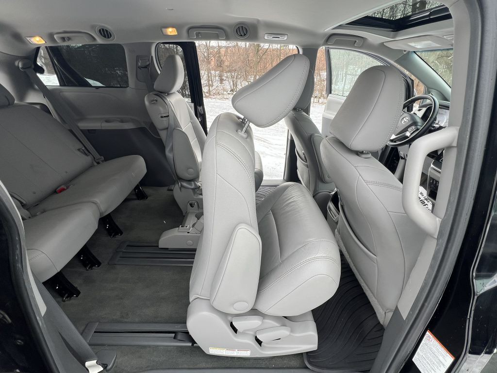2017 Toyota Sienna Image 10