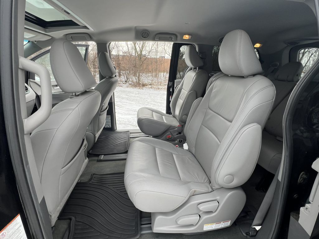 2017 Toyota Sienna Image 11