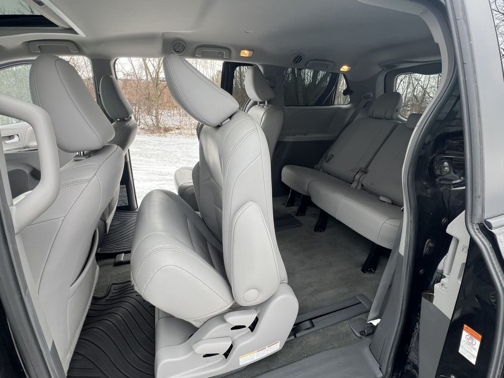 2017 Toyota Sienna Image 12