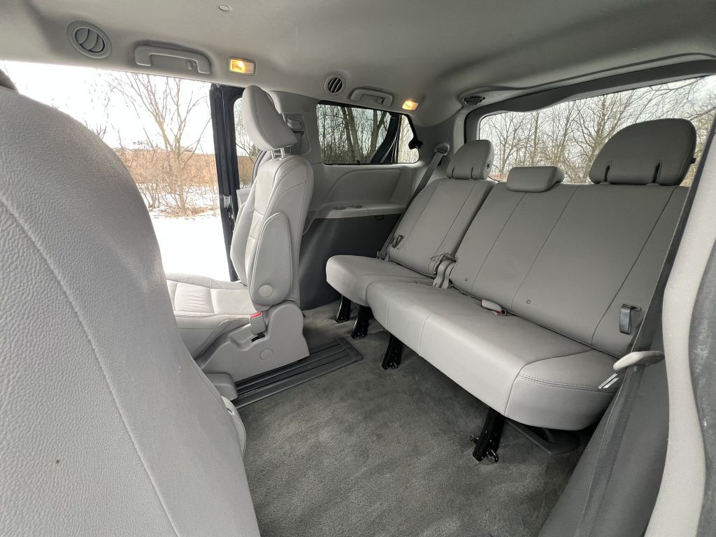 2017 Toyota Sienna Image 13