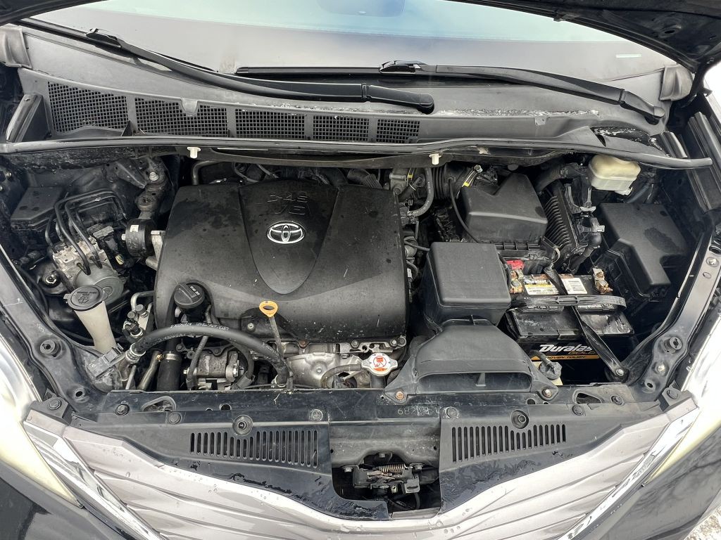 2017 Toyota Sienna Image 17