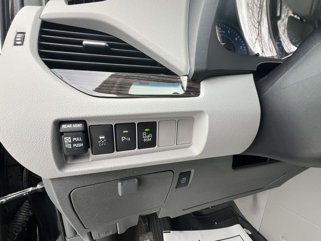 2017 Toyota Sienna Image 18