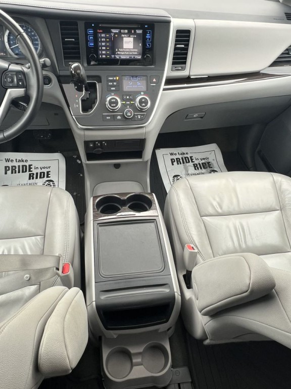2017 Toyota Sienna Image 19