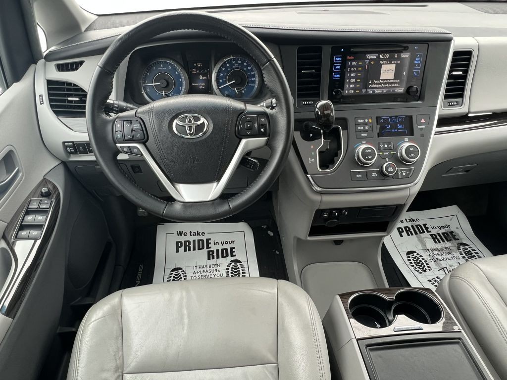 2017 Toyota Sienna Image 20