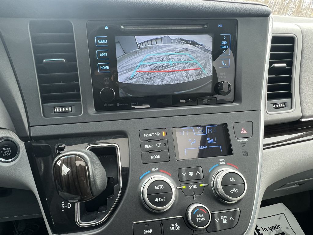 2017 Toyota Sienna Image 22