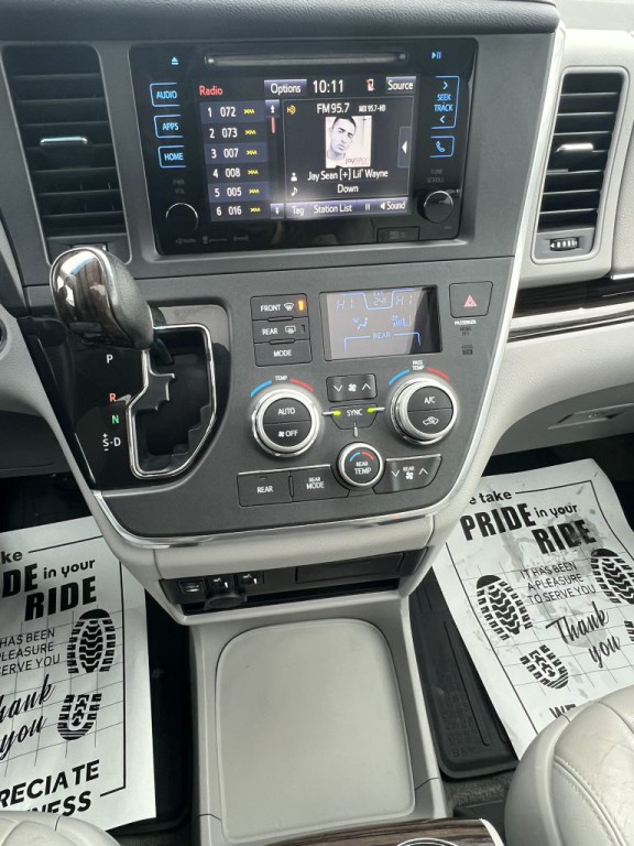 2017 Toyota Sienna Image 24