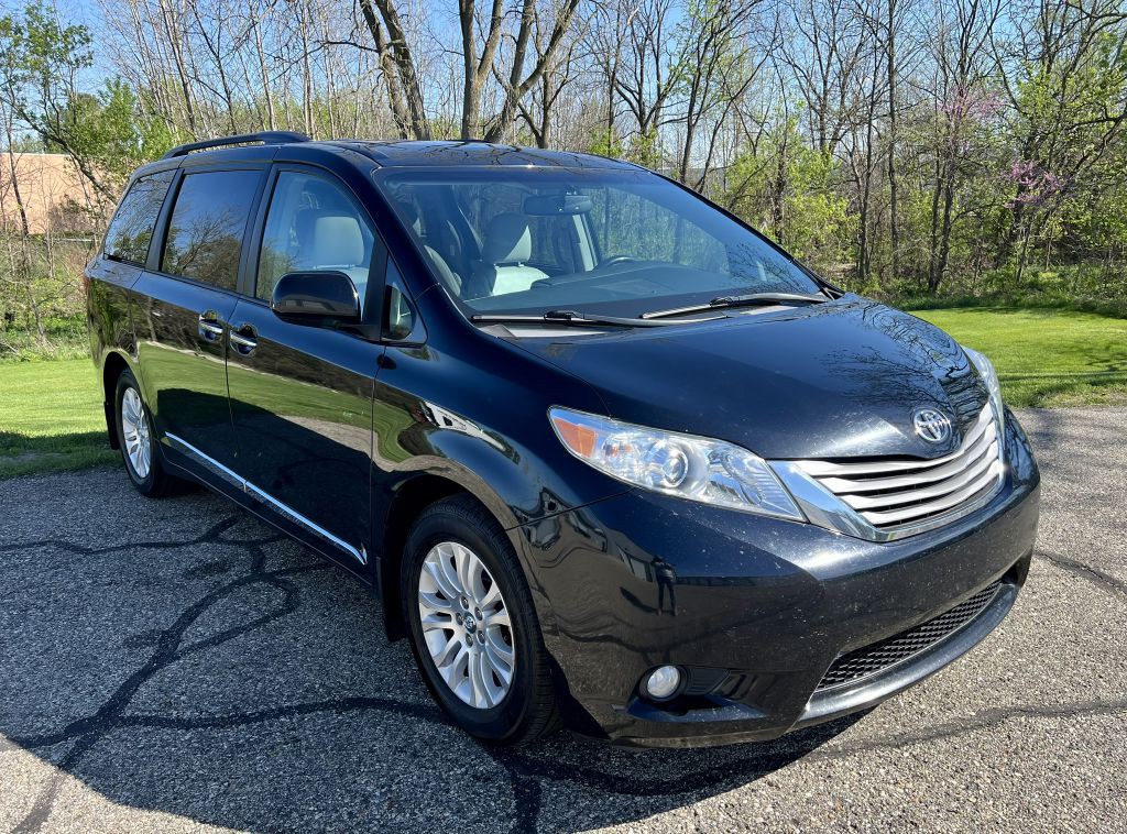 2017 Toyota Sienna Image 1