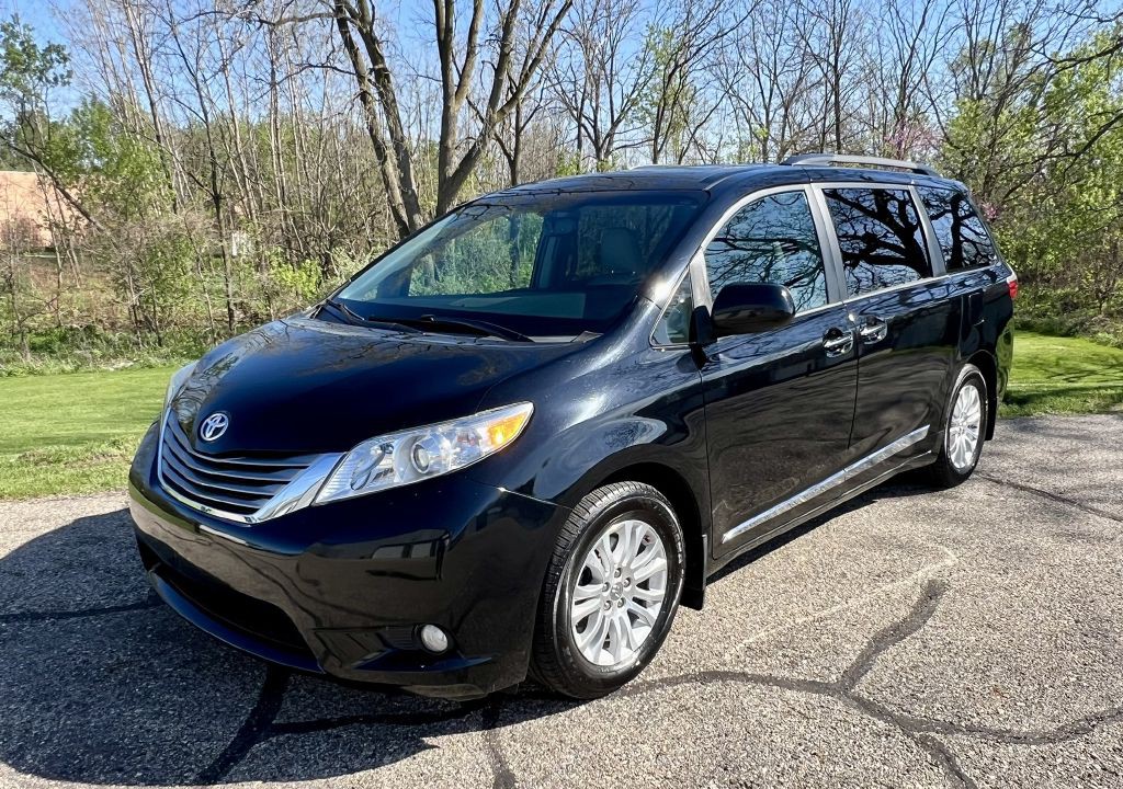 2017 Toyota Sienna Image 2