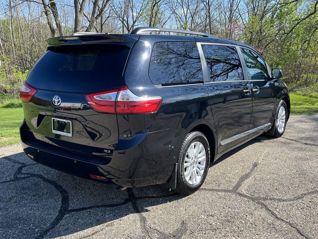 2017 Toyota Sienna Image 3