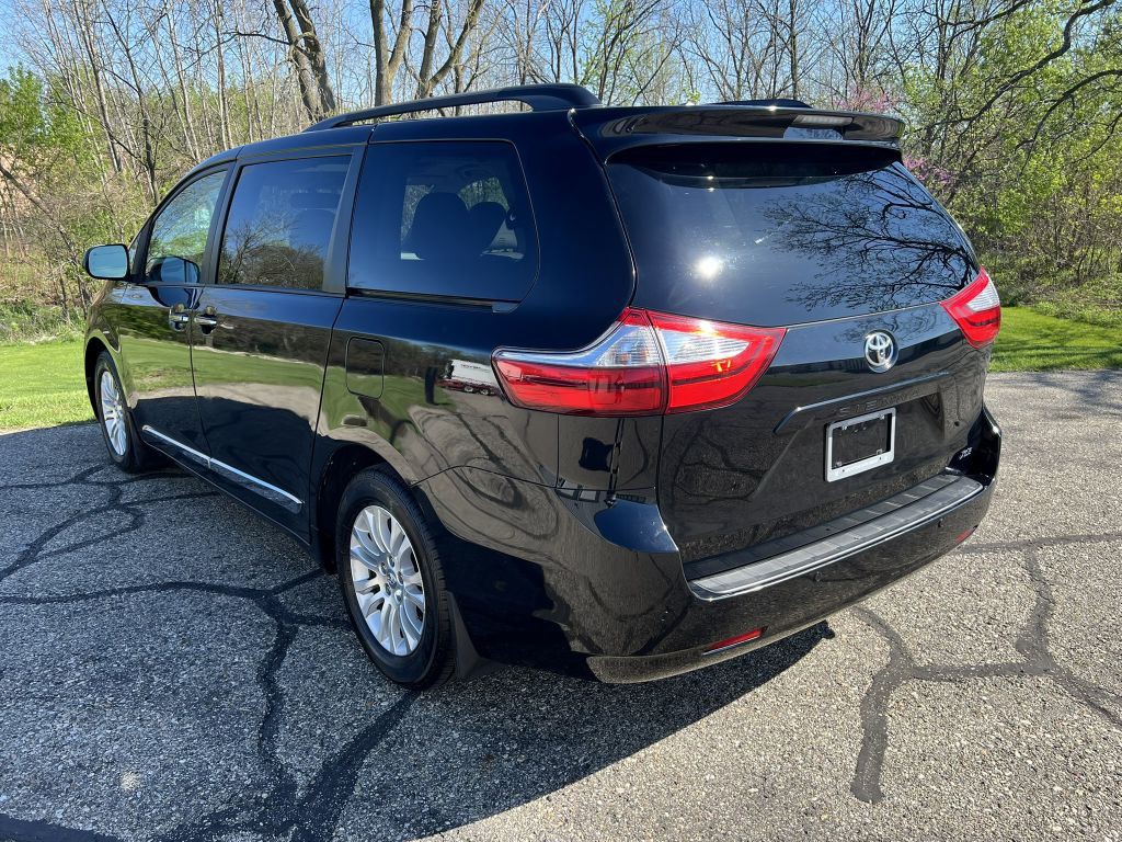 2017 Toyota Sienna Image 4