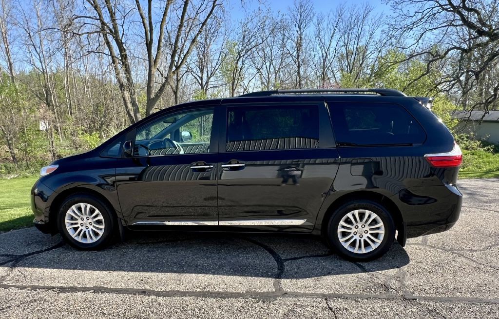 2017 Toyota Sienna Image 5