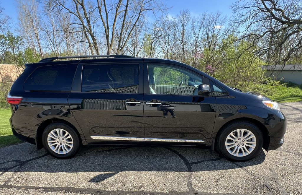 2017 Toyota Sienna Image 6