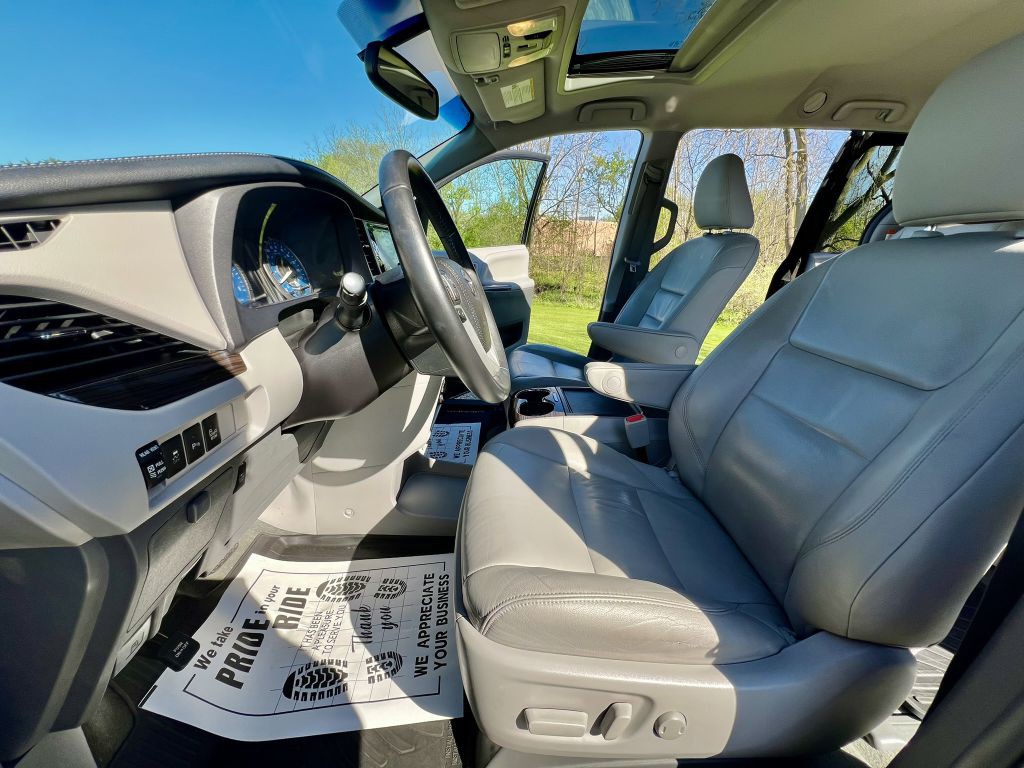 2017 Toyota Sienna Image 7