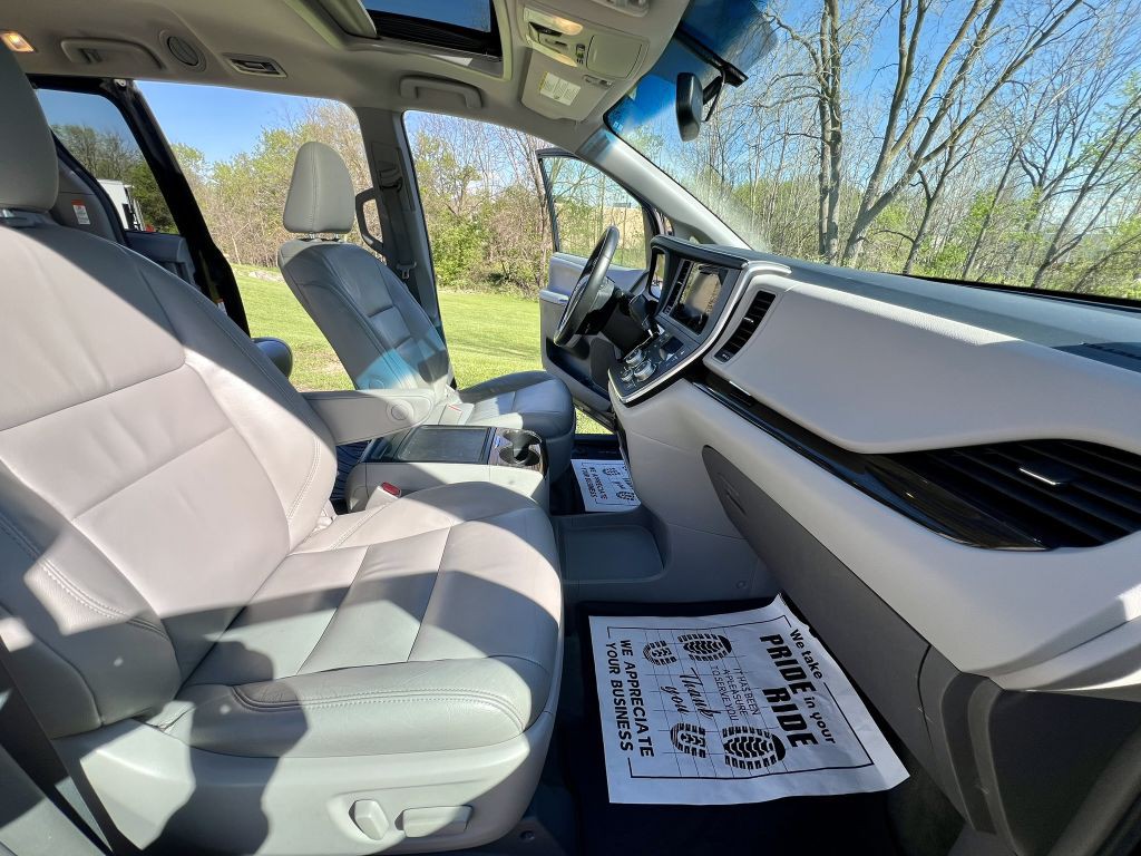 2017 Toyota Sienna Image 8