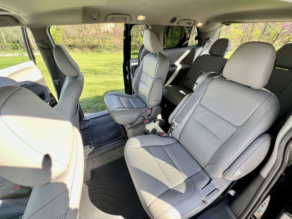 2017 Toyota Sienna Image 9