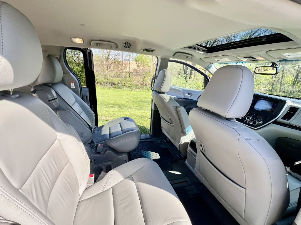 2017 Toyota Sienna Image 10