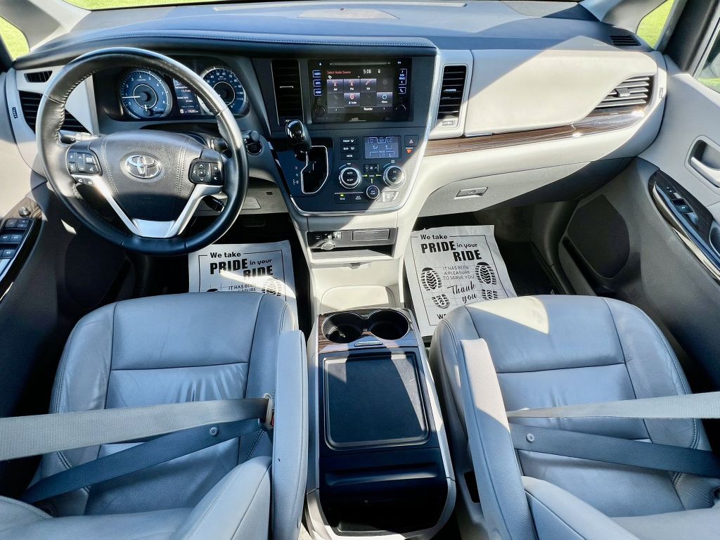 2017 Toyota Sienna Image 11