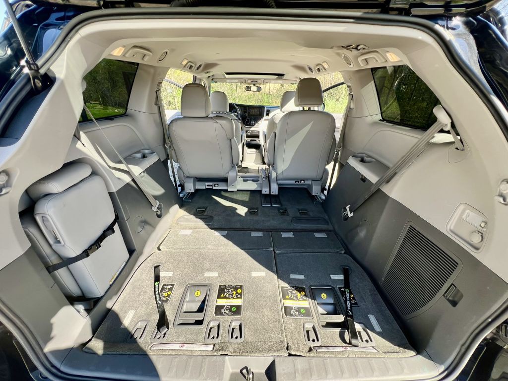 2017 Toyota Sienna Image 12