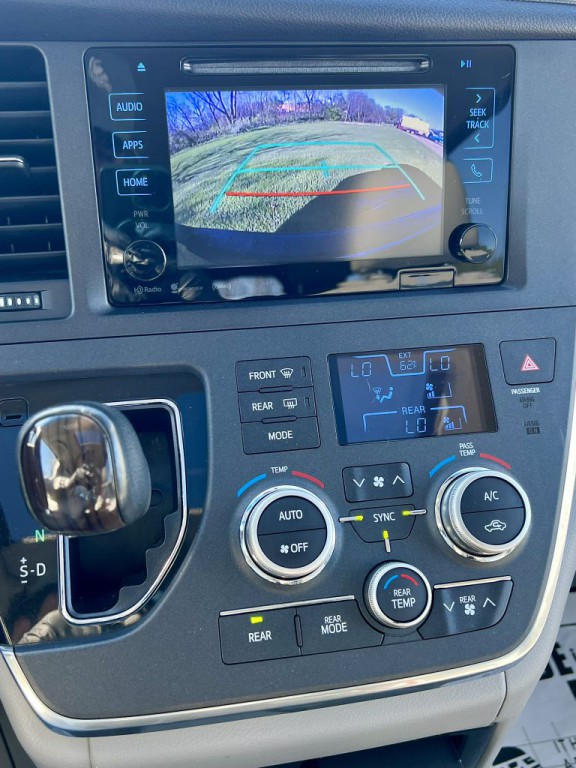 2017 Toyota Sienna Image 15