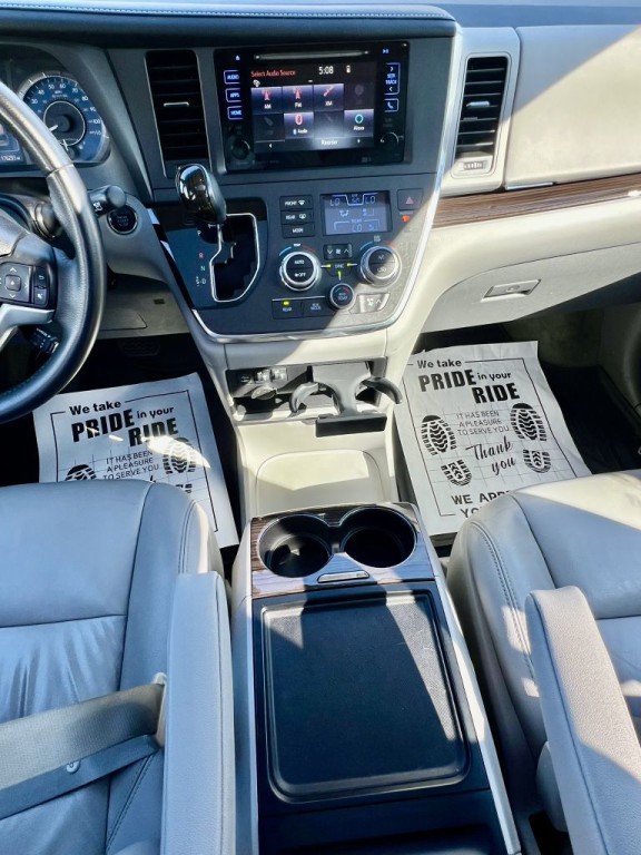 2017 Toyota Sienna Image 16