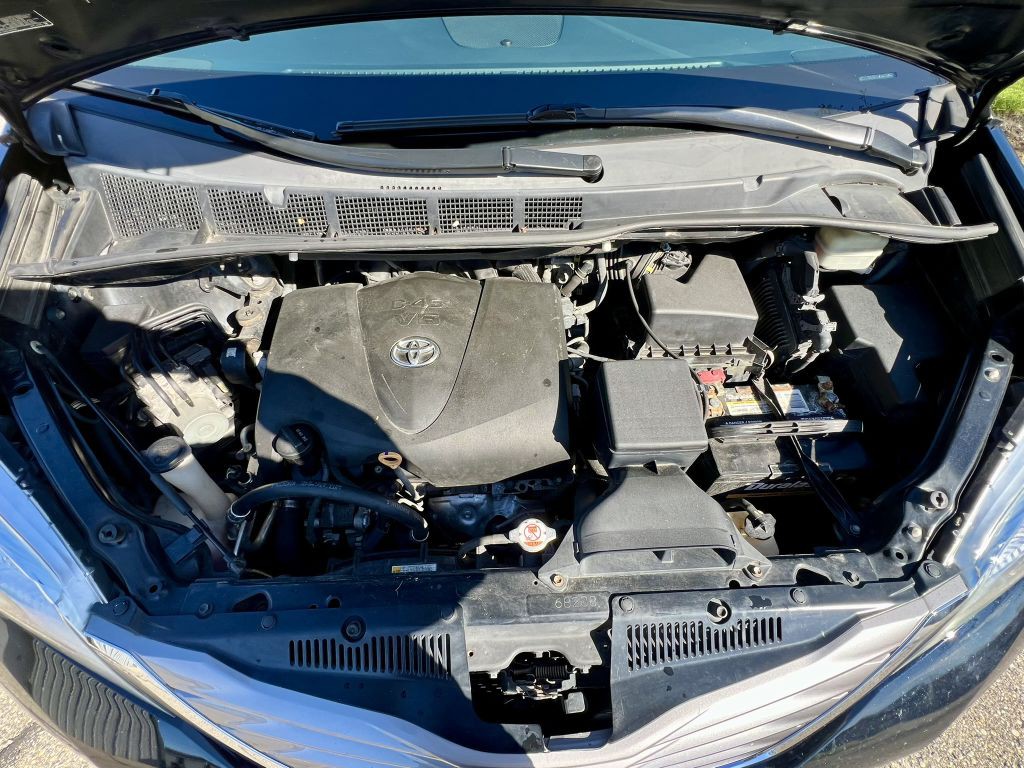 2017 Toyota Sienna Image 18