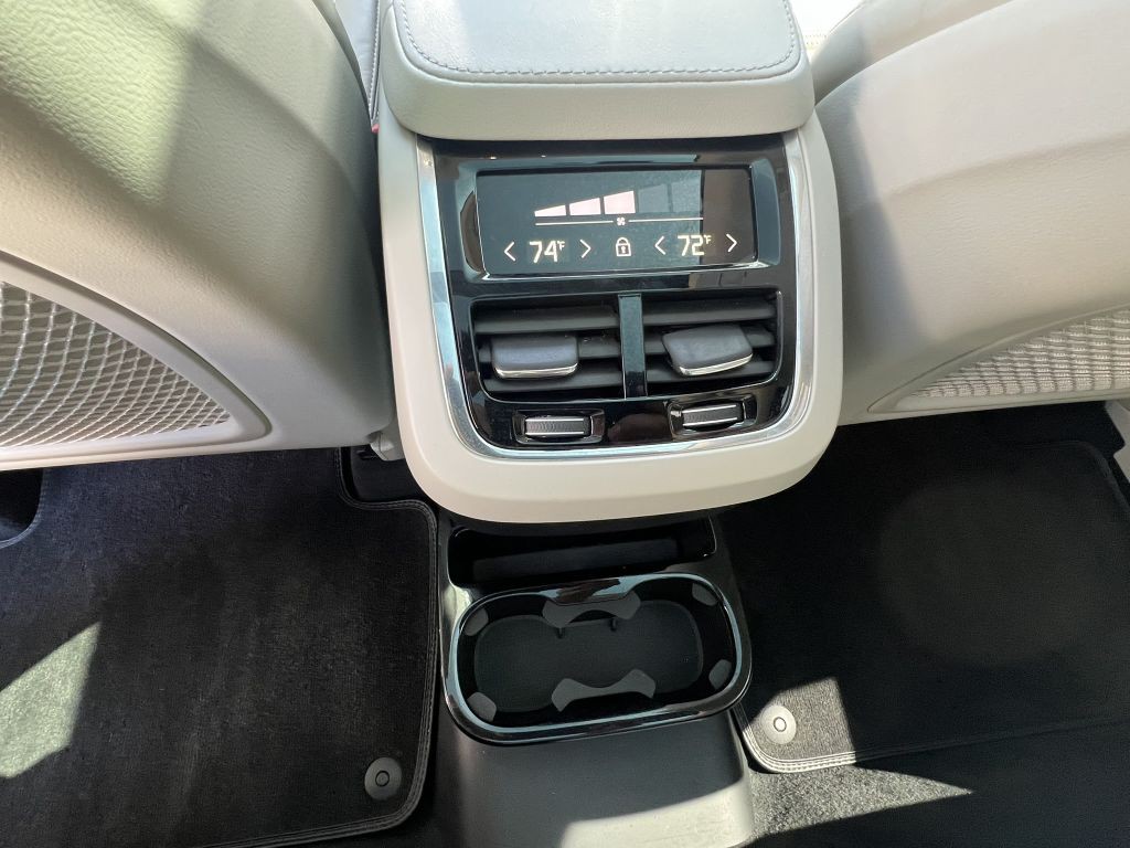 2021 Volvo XC90 Image 12