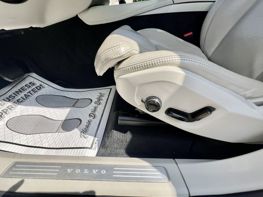 2021 Volvo XC90 Image 17