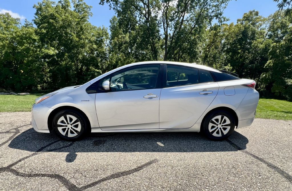 2017 Toyota Prius Image 2