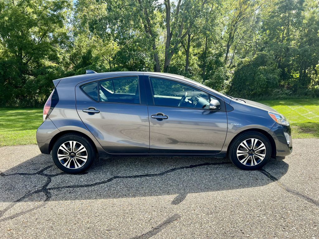 2015 Toyota Prius Image 2