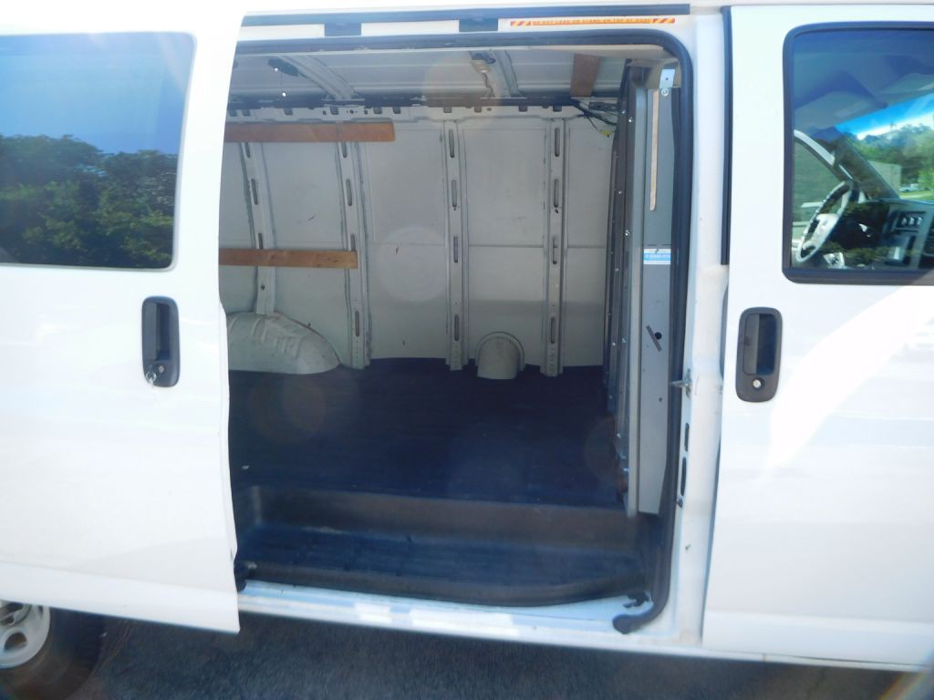 2017 GMC Savana Image 11