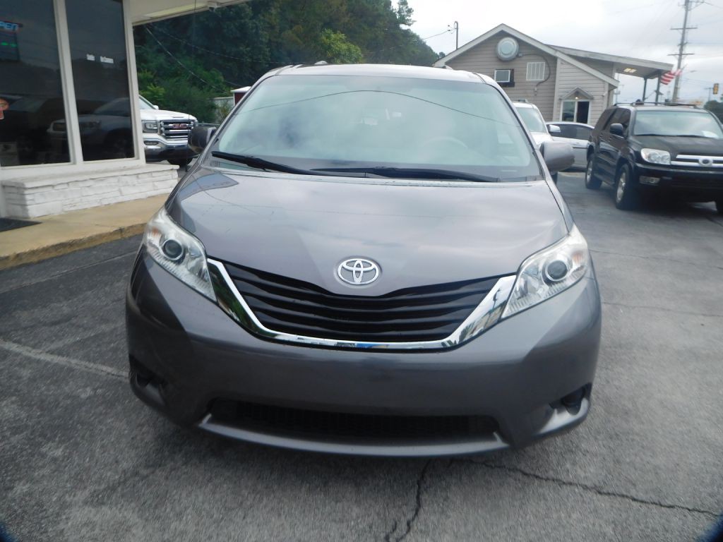 2011 Toyota Sienna Image 2