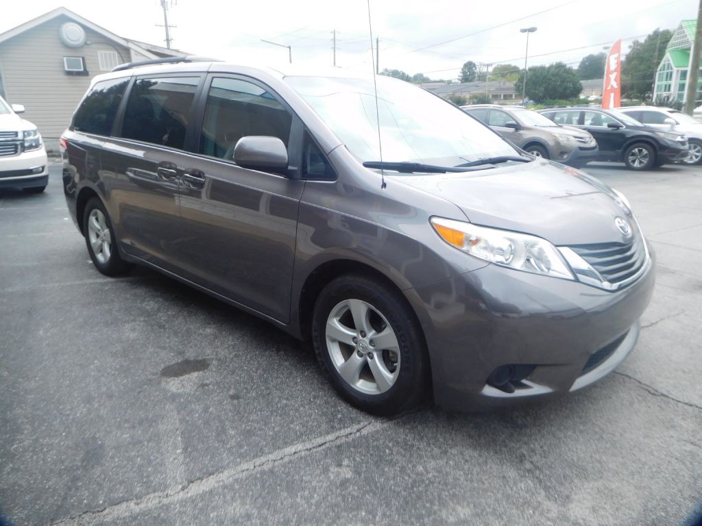2011 Toyota Sienna Image 3