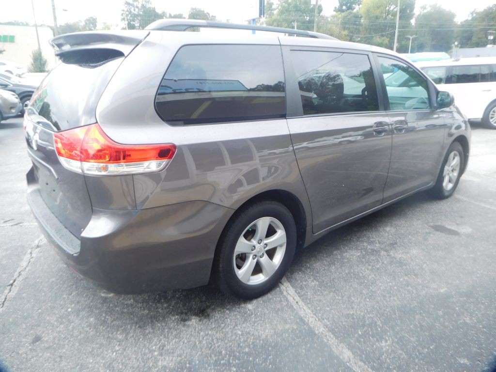 2011 Toyota Sienna Image 4