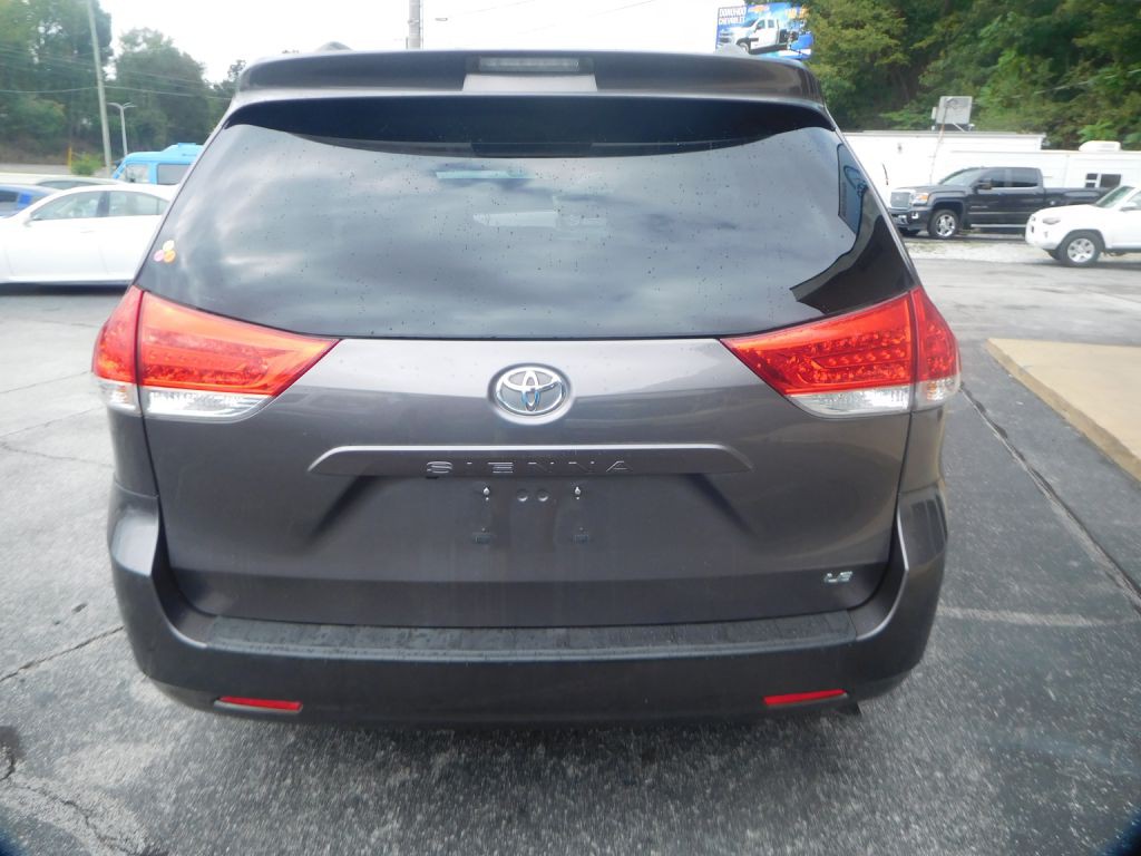 2011 Toyota Sienna Image 5