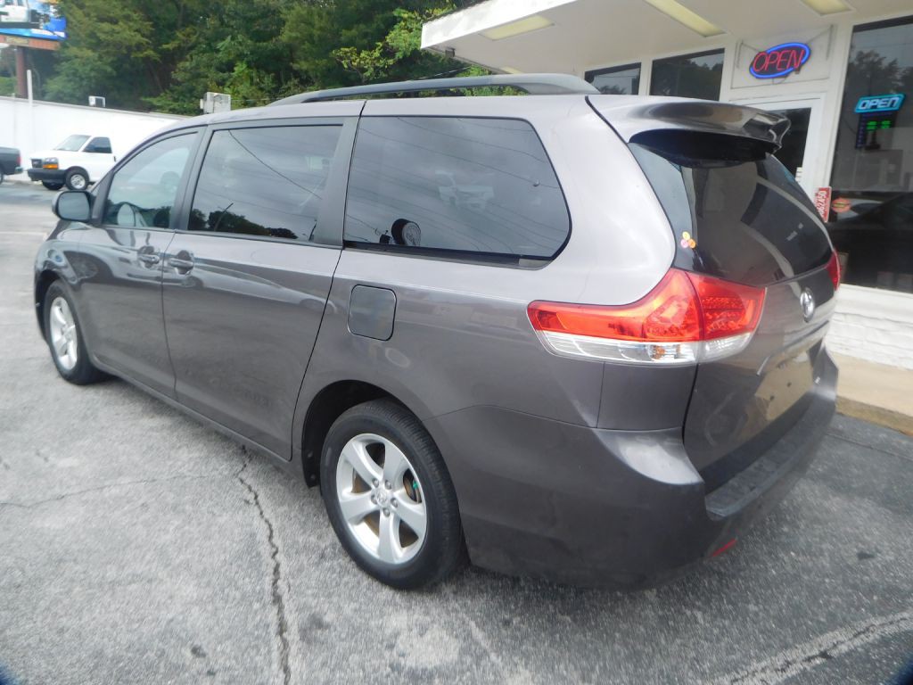2011 Toyota Sienna Image 6