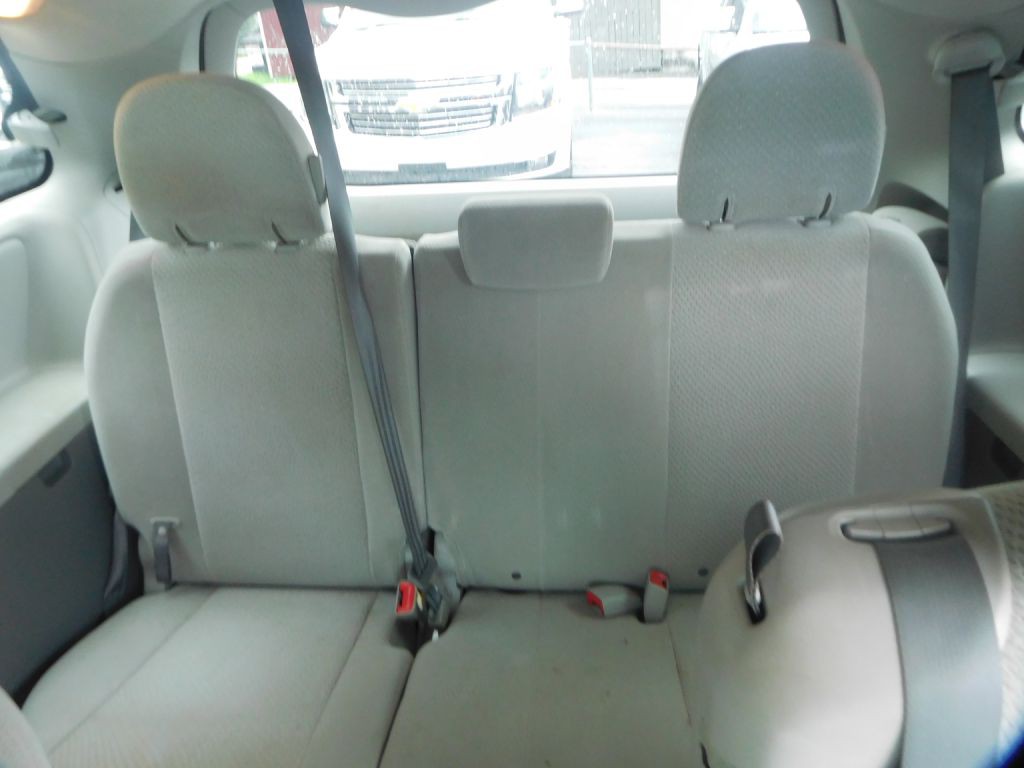 2011 Toyota Sienna Image 7