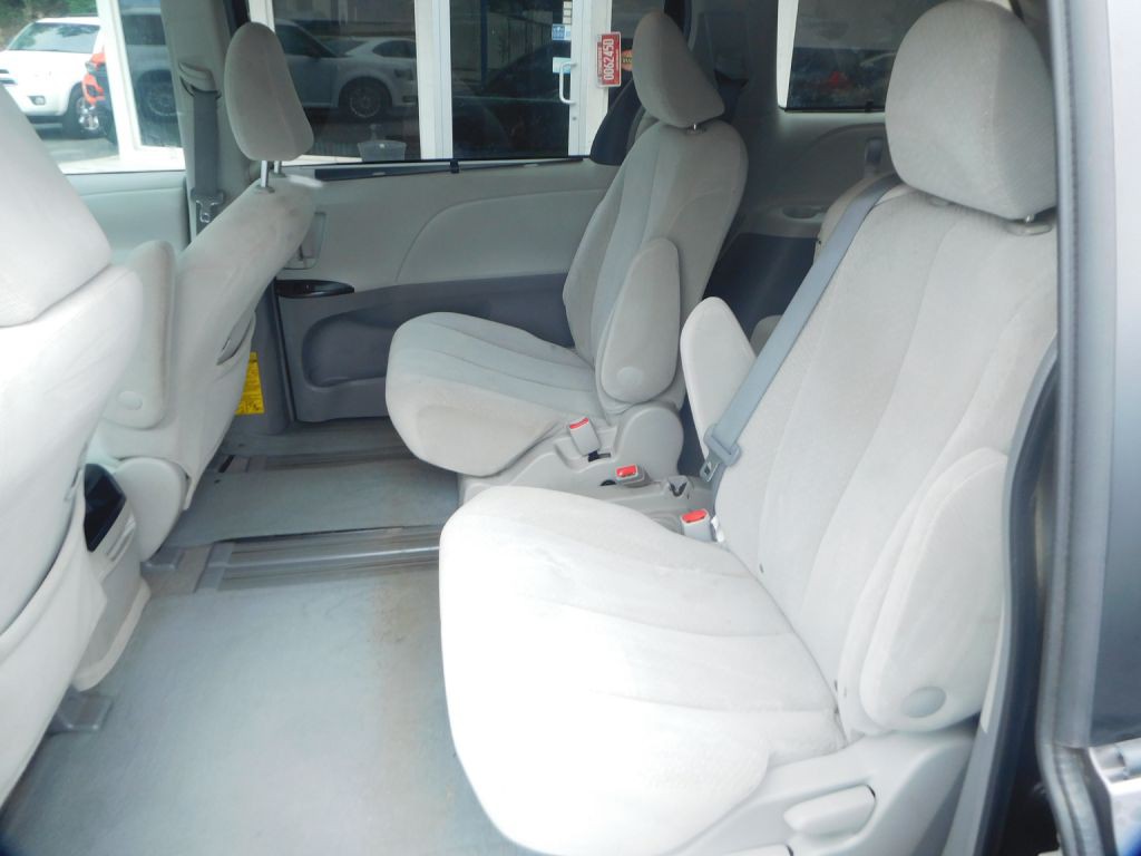 2011 Toyota Sienna Image 8