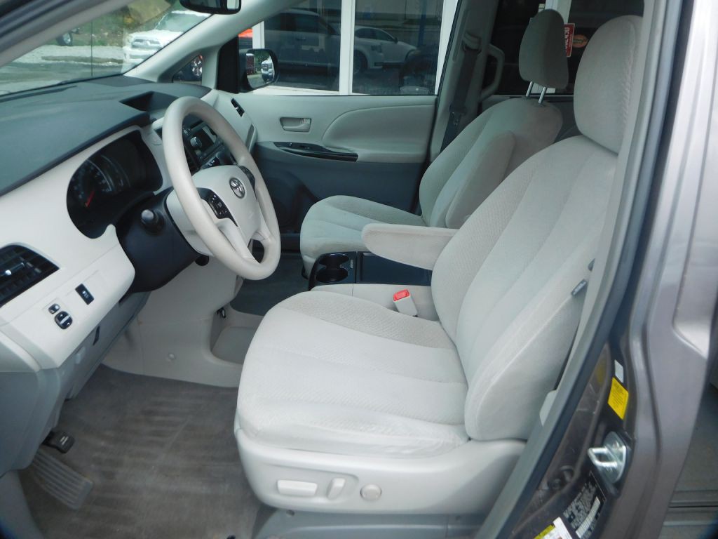 2011 Toyota Sienna Image 9