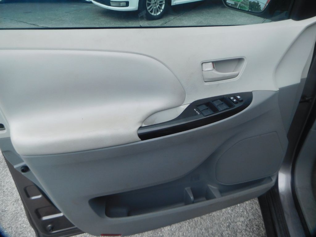 2011 Toyota Sienna Image 10