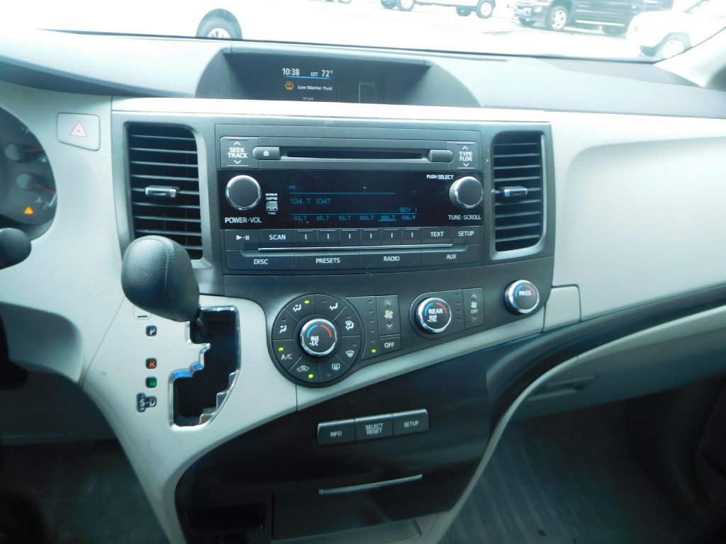 2011 Toyota Sienna Image 11