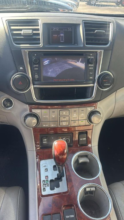 2013 Toyota Highlander Image 2