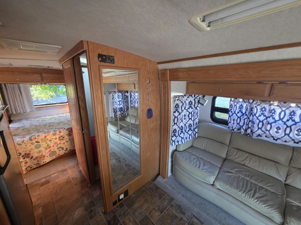 2005 Ford Econoline Image 11